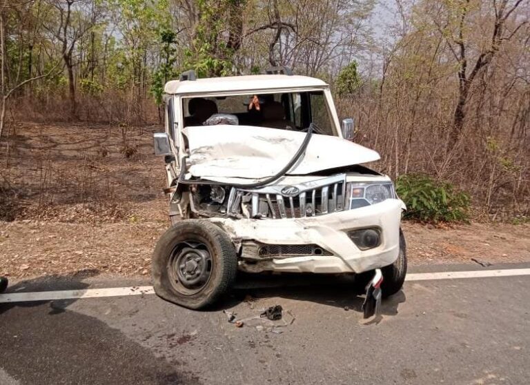 टाटा मैजिक व बोलेरो की टक्कर में 4 घायल।