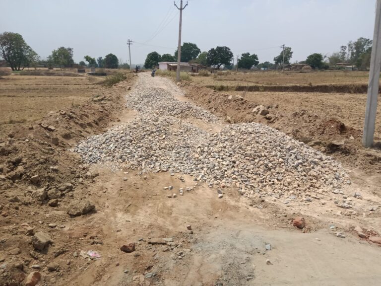 हरपुरा ग्राम में मानक को ताक पर रखकर कछुए की चाल बन रही सड़क, आक्रोश।