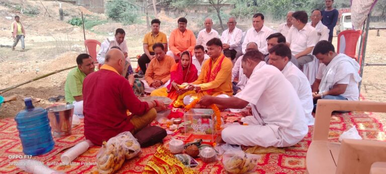 अग्रवाल धर्मार्थ सेवा समिति द्वारा किया गया गौशाला निर्माण का भूमि पूजन।