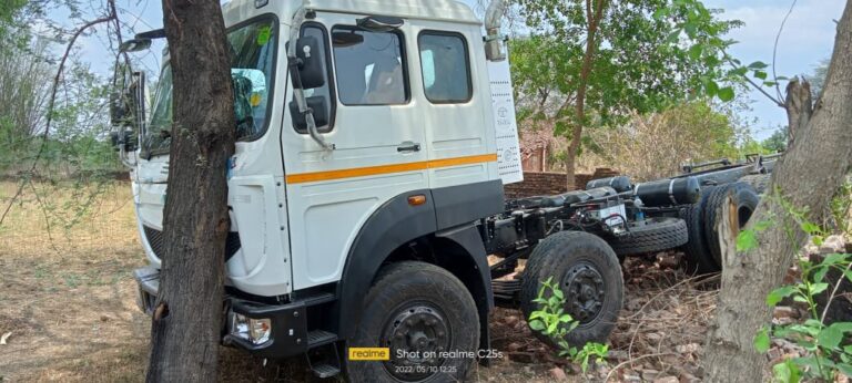 ड्राइवर को लगी झपकी तो 16 चक्के की लंबी गाड़ी बाउंड्री तोड़ कर घुसी।