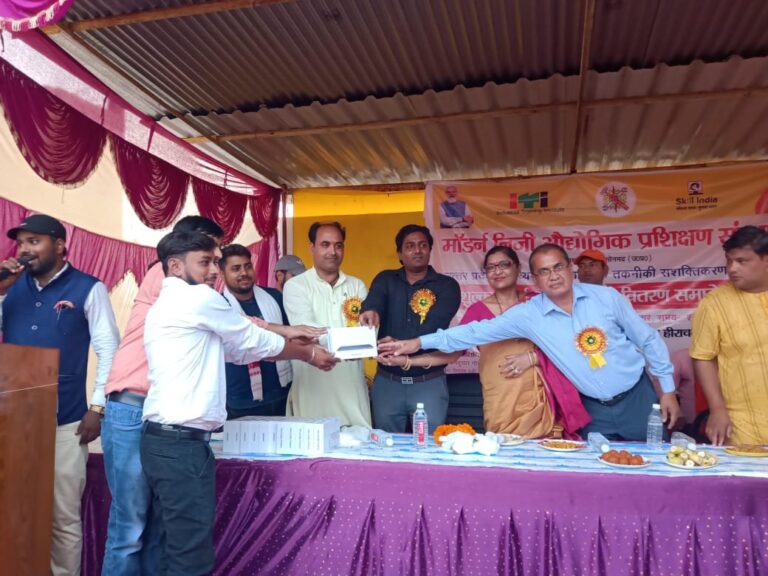 मॉर्डन निजी औद्योगिक प्रशिक्षण संस्थान के द्वितीय वर्ष के 141 छात्रों को एस डी एम दुद्धी नें बाटा टेबलेट।