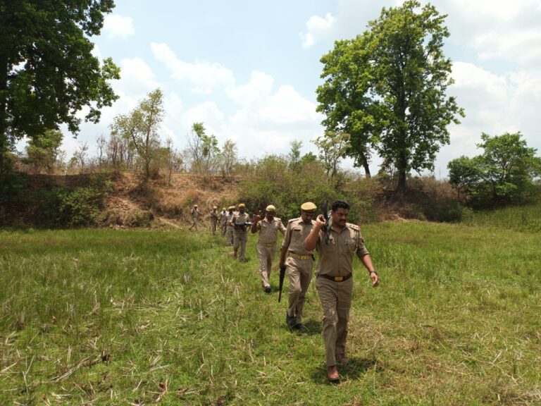 मनबसा व झारोकला के जंगलों में क्राइम इंस्पेक्टर दुद्धी नें हमराहीयों के साथ की कांबिंग।