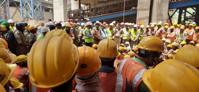 सोनभद्र : डाला अल्ट्राटेक सीमेंट फैक्ट्री युनिट डाला में एक मजदूर की कार्य के दौरान संदिग्ध परिस्थितियों में हुई मौत।