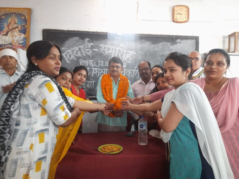 मृदुभाषी सौम्य स्वभाव के खंड शिक्षा अधिकारी आलोक कुमार का हुआ स्थानांतरण, बैग, स्मृति चिन्ह देकर अध्यापकों ने दी विदाई।