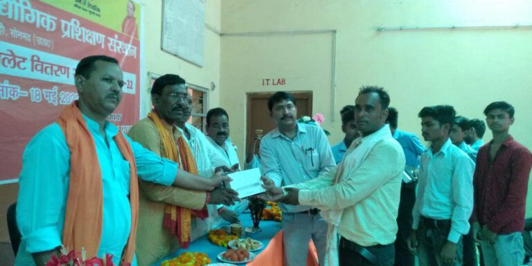 110 आईटीआई प्रशिक्षु छात्रों को विधायक ने बाटे टैबलेट।
