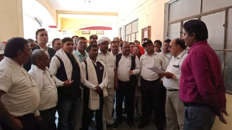 उत्तर प्रदेश विशेष सचिव व प्रमुख सचिव के पत्रों से आहत अधिवक्ताओं द्वारा मुख्यमंत्री के नाम एसडीएम दुद्धी को ज्ञापन सौंपा।