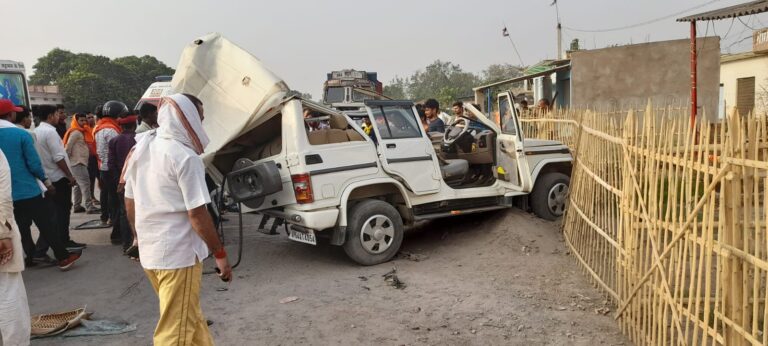 तेज रफ्तार की कहर बरातियों से भरी बोलेरों खड़ी ट्रक से टकराई 1 की मौत 4 घायल।