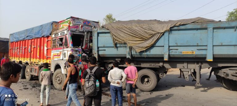 ट्रक और टिप ट्रेलर में टक्कर, बाइक सवार भी आया चपेट में, लोग सुरक्षित।