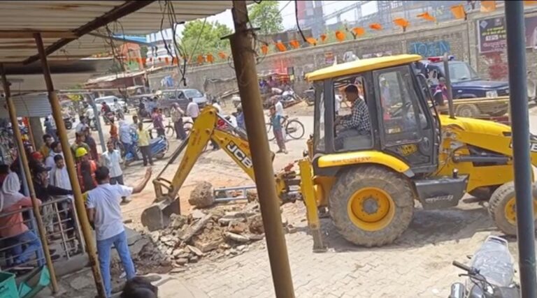 अवैध अतिक्रमण को लेकर ओबरा में चला बुलडोजर।