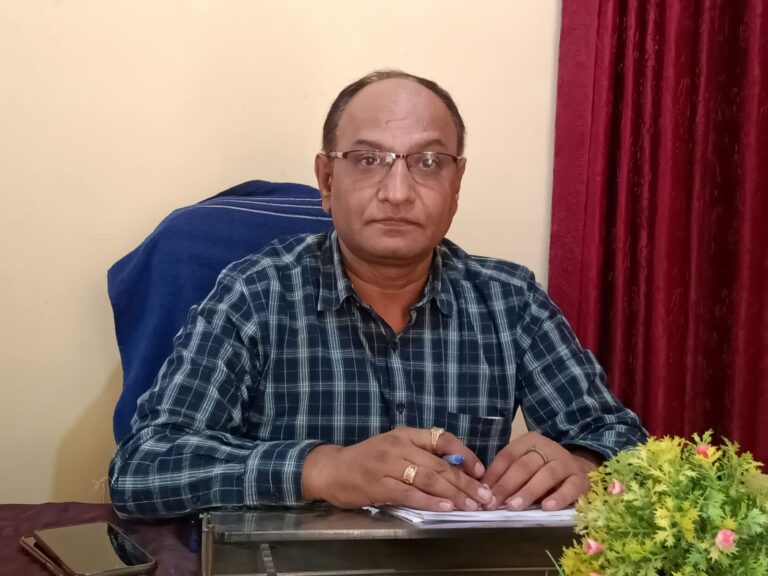 नवागत तहसीलदार दुद्धी बृजेश कुमार वर्मा ने संभाला पदभार।