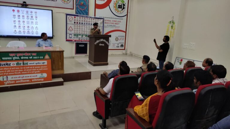 पुलिस उप महानिरीक्षक/पुलिस अधीक्षक सोनभद्र द्वारा यातायात जागरुकता अभियान के तहत छात्र-छात्राओं को किया गया जागरुक।