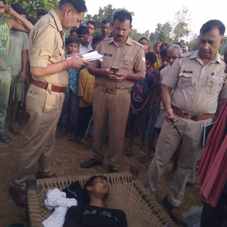 विंढमगंज – गमछे के सहारे महुआ के पेड़ से लटकता मिला युवक का शव।