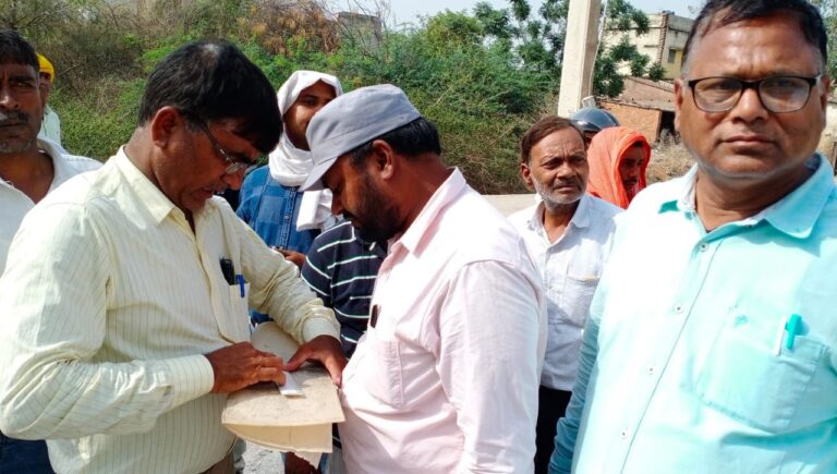 अतिक्रमण संपर्क मार्ग को राजस्व की गठित टीम ने नापी कर किया चिह्नित।