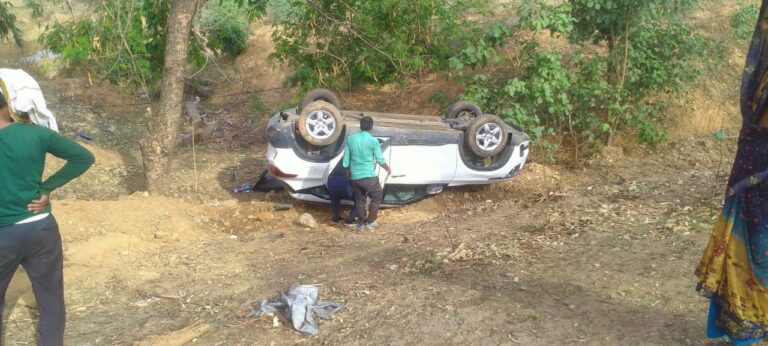 अनियंत्रित कार गड्ढे में पलटी बाल-बाल बचे सवार।