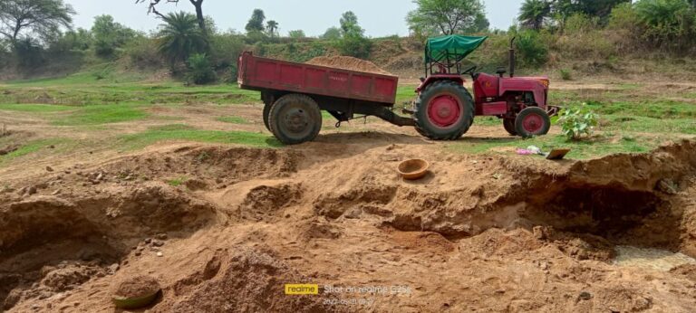दिनदहाड़े दबंगई दिखा करके बालू खनन कर रहे खनन माफिया, पुलिस ने मौके पर खनन करते ट्रैक्टर को पकड़ वन विभाग को सुपुर्द किया।