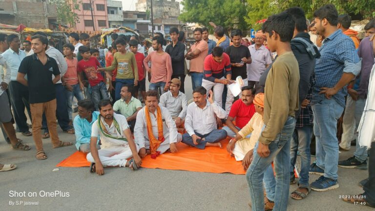दुद्धी – बिजली पानी की व्यवस्था ठप्प आक्रोशित लोगों ने राष्ट्रीय राजमार्ग किया जाम।