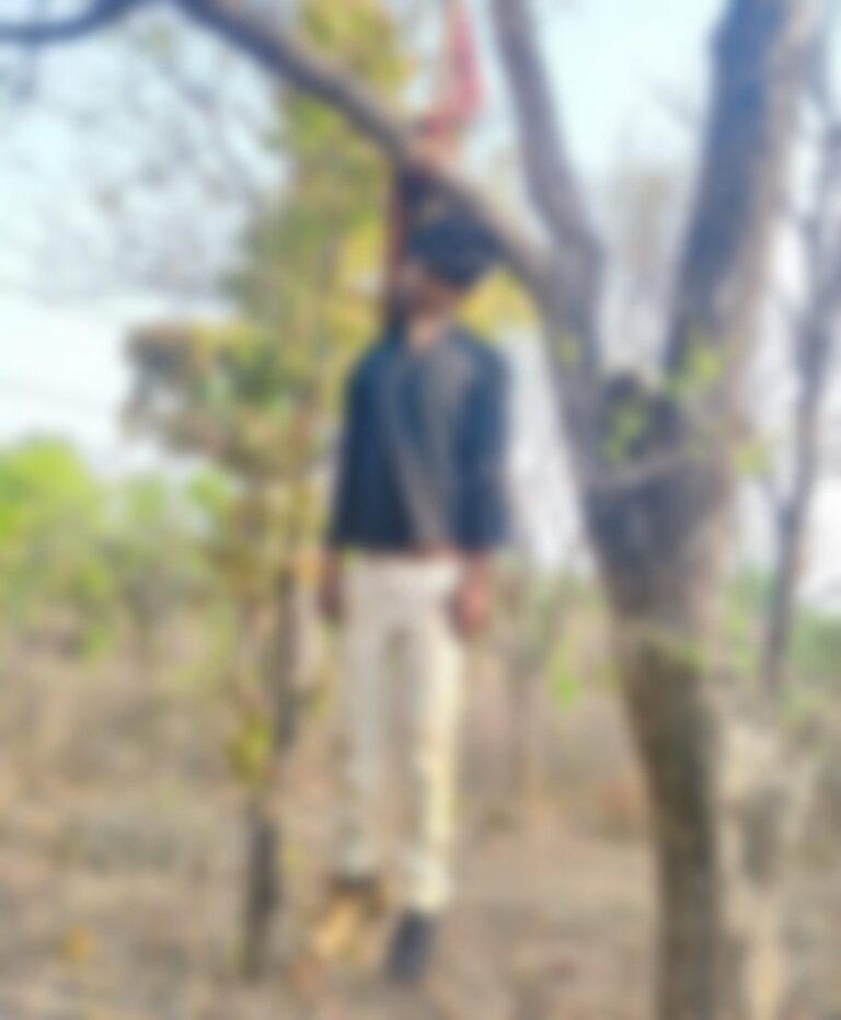 जंगल के पेड़ में लटका मिला युवक का शव क्षेत्र में सनसनी।