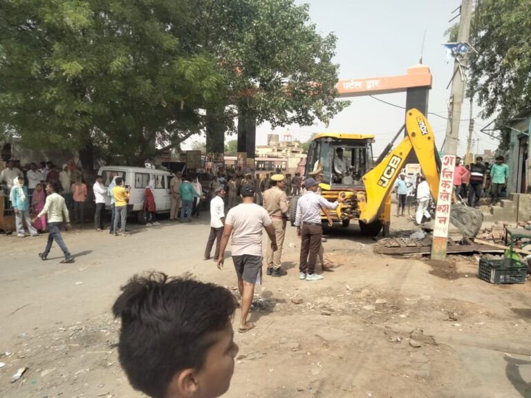 सोनभद्र : शाहगंज बाजार में अतिक्रमण पर चल रहा बुलडोजर।