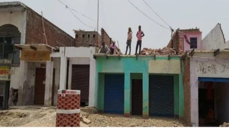 Sonbhadra News: अतिक्रमण में था घर, बारजे को हटाने में दबकर मजदूर की मौत, किशोर के पेट में घुसा सरिया।