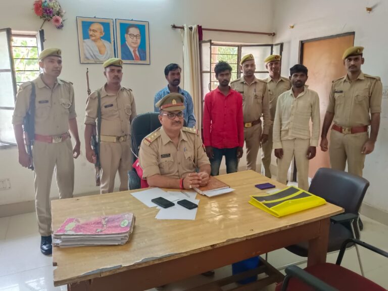 सोनभद्र : बस कंडक्टर से 80 हजार रुपए लूट के आरोपी धराये, लूट की कुछ रकम बरामद।