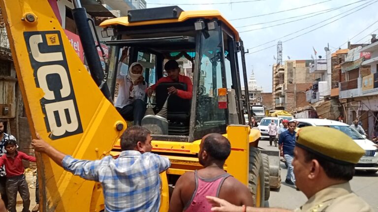 दुद्धी में चला पटरी किनारे अतिक्रमण पर बुलडोज़र। 