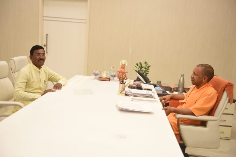 दुद्धी में उपकोषागार की पुनर्बहाली को लेकर मुख्यमंत्री से मिले विधायक