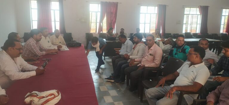 दुद्धी तहसील सभागार में लेखपाल संघ के त्रैमासिक बैठक संपन्न।