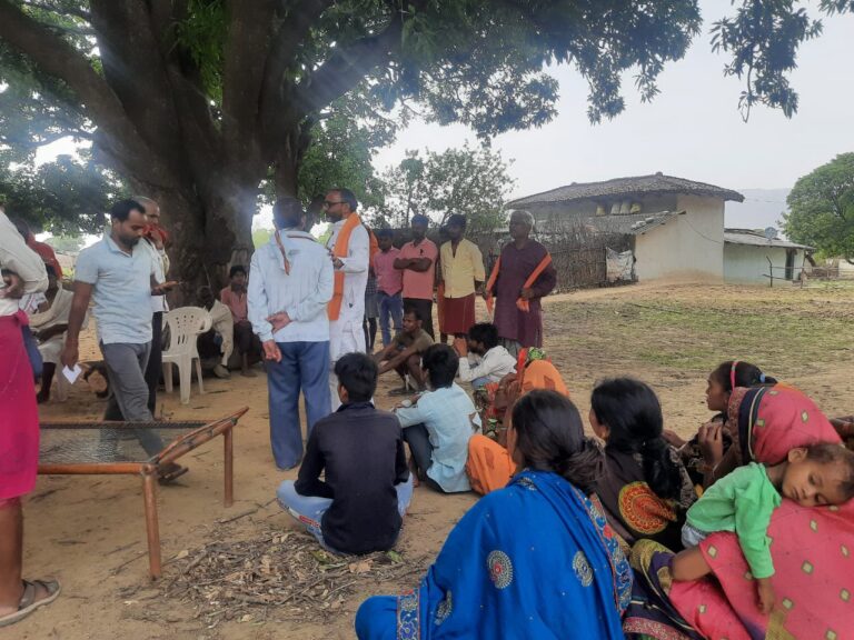 मृतक के घर परिजनों से संवेदना व्यक्त करने पहुंचे रॉबर्सगंज विधायक भूपेश चौबे।