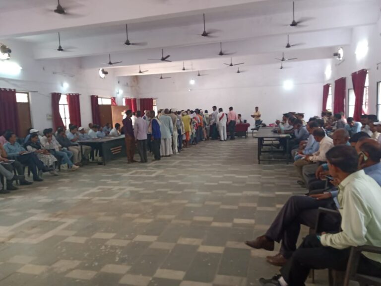 संपूर्ण समाधान दिवस में डी एम से ब्लॉक दुद्धी ग्राम पंचायत सेक्रेटरी चांदनी गुप्ता पर भाजपा मंडल महामंत्री ने लगाए भ्रष्टाचार के कई गंभीर आरोप।