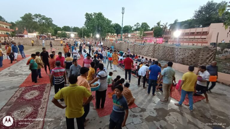 रेणुकूट के मिताली क्लब में हुआ भव्य गंगा आरती का आयोजन “काशी सनातन धर्म सुन्दरकाण्ड सेवा समिति” के द्वारा।