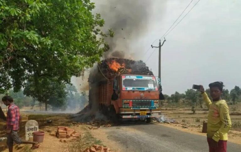 Sonbhadra News : तेंदूपत्ता से भरे दो ट्रको में लगी भयानक आग, जलकर हुए खाक।