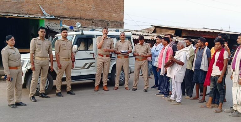 82 सीआरपीसी आदेश के क्रम में अभियुक्तों के घर पर पुलिस ने चस्पा किया नोटिस।