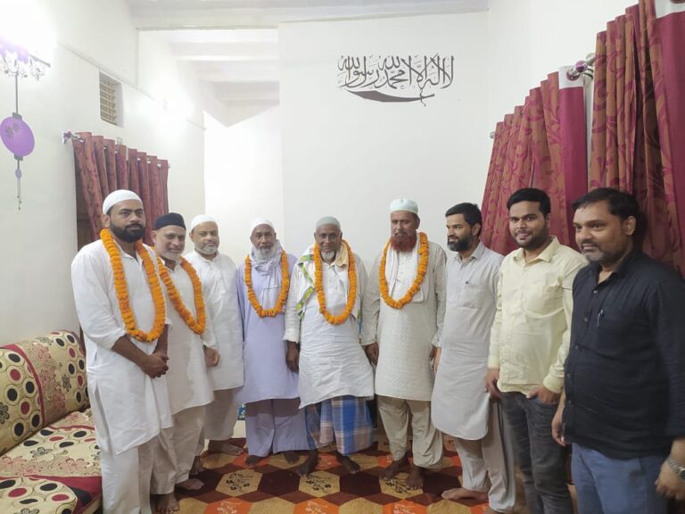 दुद्धी : अमन की दुआ करते हुए 10 हज यात्री हज करने के लिए यहां से रवाना।