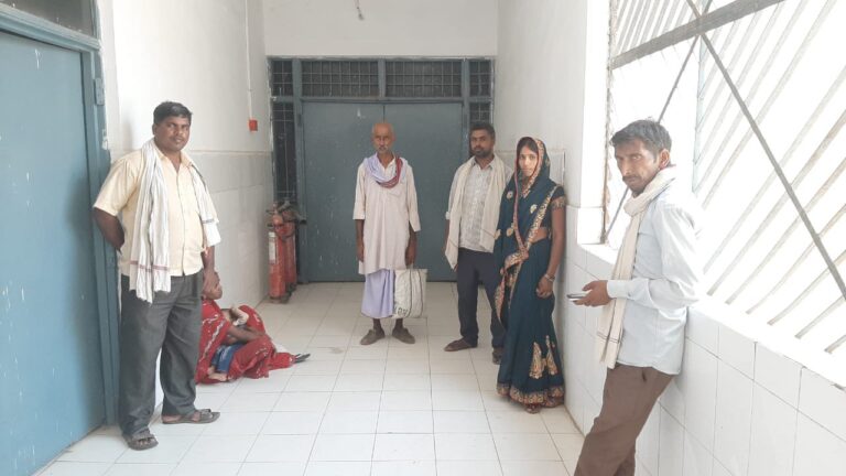 म्योरपुर : इलाज के दौरान गलत इलाज के कारण गर्भपात का लगाया आरोप, अधीक्षक ने किया खंडन।