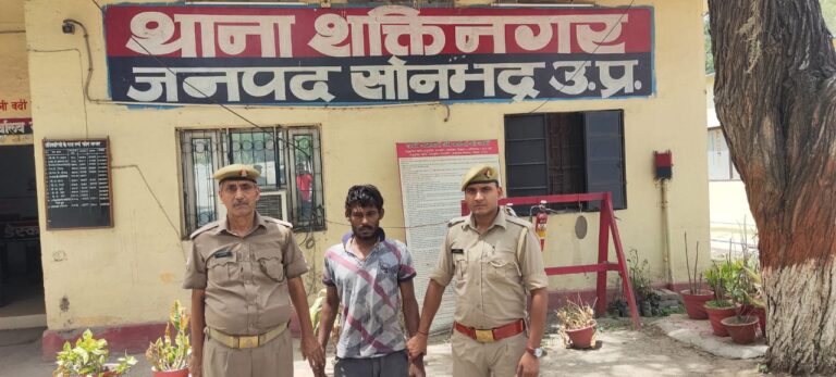 सोनभद्र : शक्तिनगर पुलिस ने चोर समेत चोरी किया हुआ लोहे का गेट बरामद कर अभियुक्त को किया गिरफ्तार।