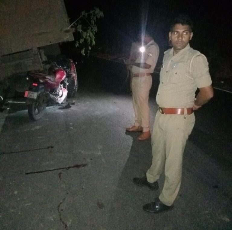 खड़ी ट्रक में बाइक सवार ने मारी टक्कर, मौत।