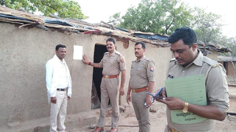 सोनभद्र : फरार चल रहे गैंगस्टर एक्ट के अभियुक्तों के घर हुआ नोटिस चस्पा।