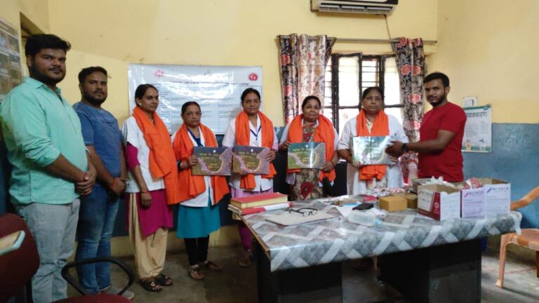 केन्द्र में मोदी सरकार के आठ वर्ष पूर्ण होने पर सी०एच०सी दुद्धी में भाजपा कार्यकर्ताओं ने स्टाफ नर्सों को किया सम्मानित।