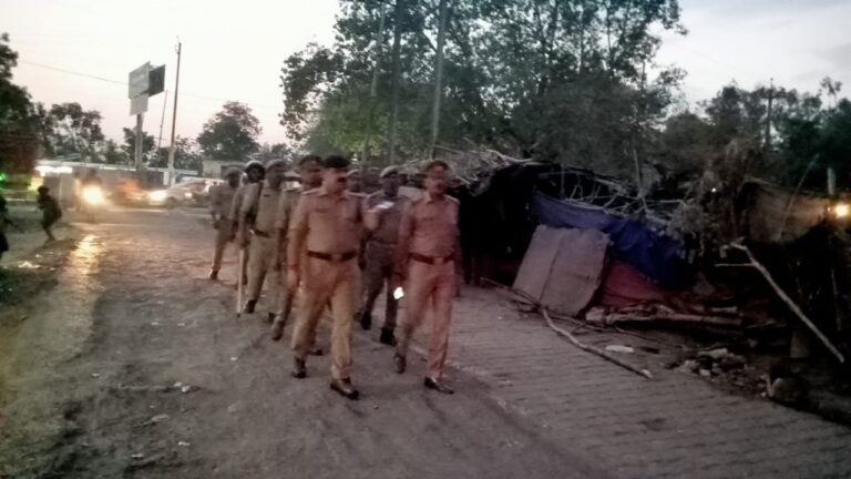 क्षेत्राधिकारी पिपरी, जनपद सोनभद्र के नेतृत्व में कानून एवं शांति व्यवस्था के दृष्टिगत पुलिस बल के साथ किया गया पैदल गश्त।