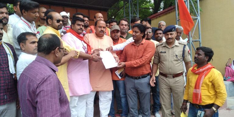 देश में इस्लामिक कट्टरता और हिंसा फैलाने वालों पर सख्त कार्रवाई किए जाने की मांग पर बजरंग दल ने राष्ट्रपति के नाम सौंपा ज्ञापन।