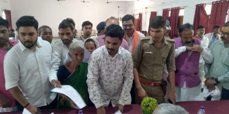 पिपरडीह व जाबर ग्रामीण संपर्क मार्ग से ओवरलोड बालू लदे ट्रकों के परिचालन से ग्रामीण परेशान।