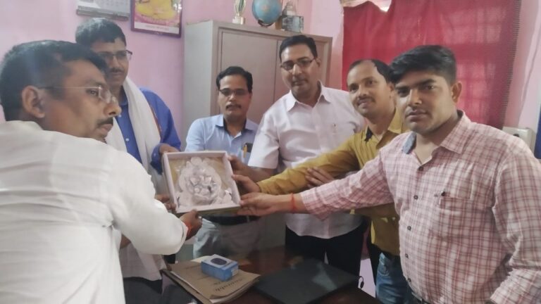 शिक्षकों ने किया नए खण्ड शिक्षा अधिकारी,दुद्धी का स्वागत, दीं शुभकामनाएं।