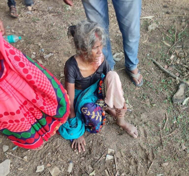 कार ने सड़क पार करते हुए बुजुर्ग महिला को मारा धक्का, घायल।