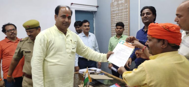 दुकानदारों के लिए न्यूनतम दर पर दुकान आवंटित स्टेट भूमि पर करने का मांग पत्र भाजपा नेता ने सौंपा।