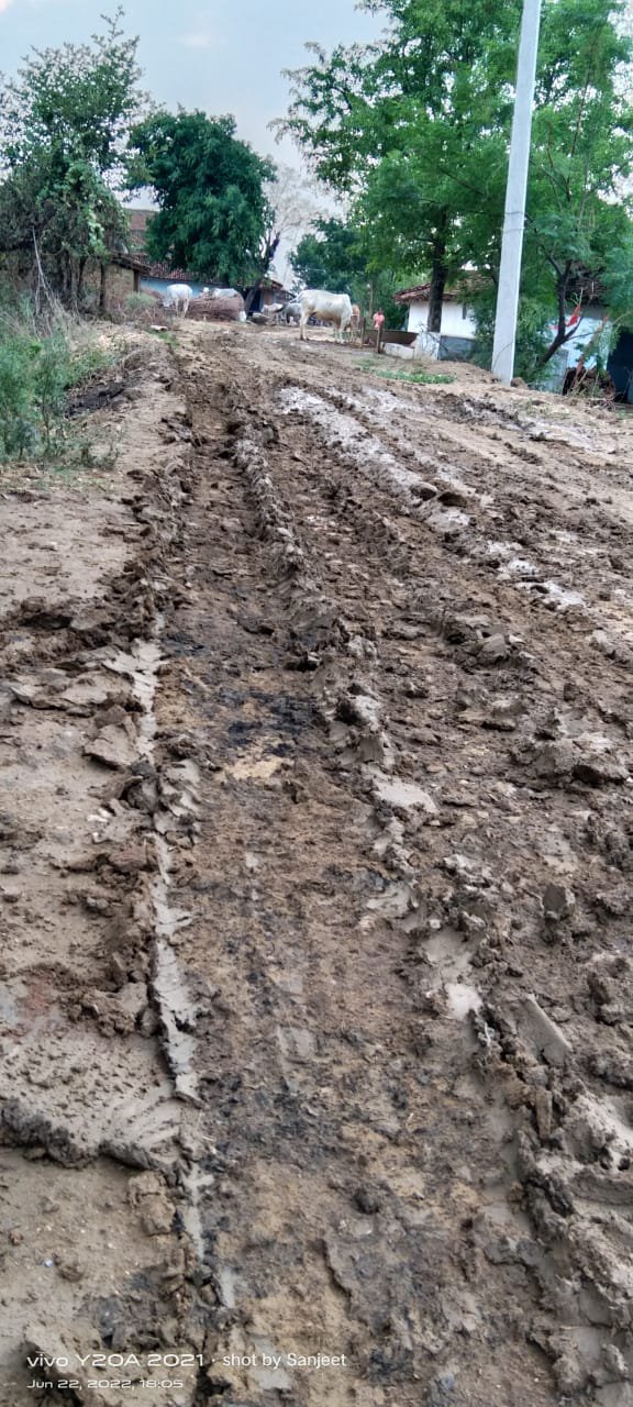 मुड़ीसेमर से झारखण्ड को जाने वाली सड़क मौत को दे रही दावत, प्रशासन मूकदर्शक बना।