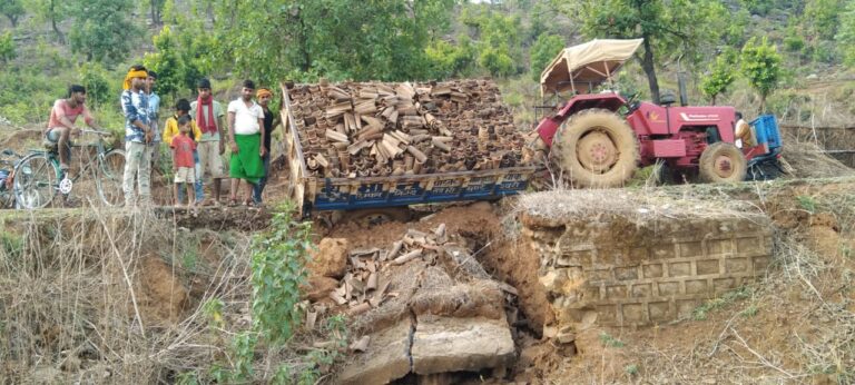 पहली बरसात में ही सड़क रपटा ध्वस्त,नैनदह नदी के पूल को अधूरा छोड़े जाने से आवागमन बाधित।