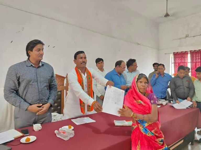 विधायक ने 191 लोगों को घरौंधी प्रमाण पत्र वितरण किया।