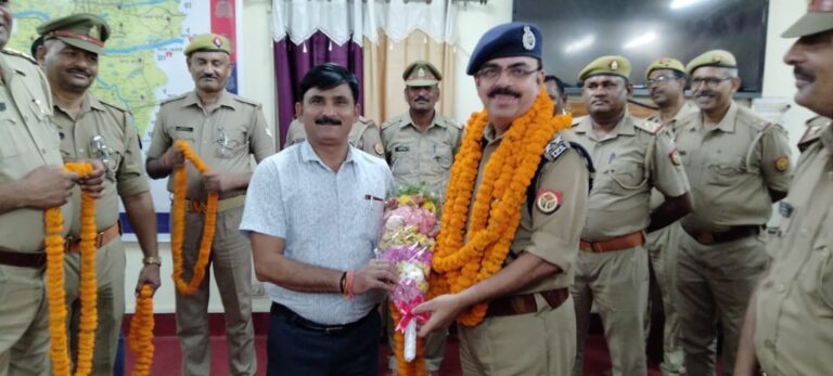 सोनभद्र :पुलिस उप महानिरीक्षक/पुलिस अधीक्षक के परिक्षेत्र अयोध्या स्थानान्तरण पर दी गयी भावभीनी विदाई।