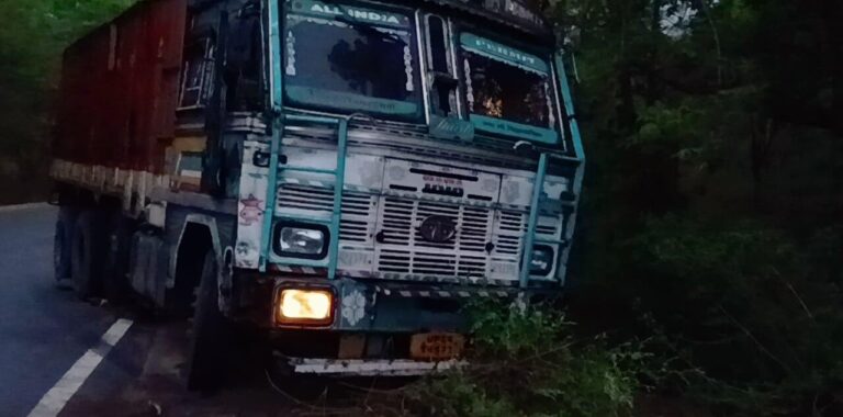 ट्रक की चपेट में आने से बाइक सवार घायल।