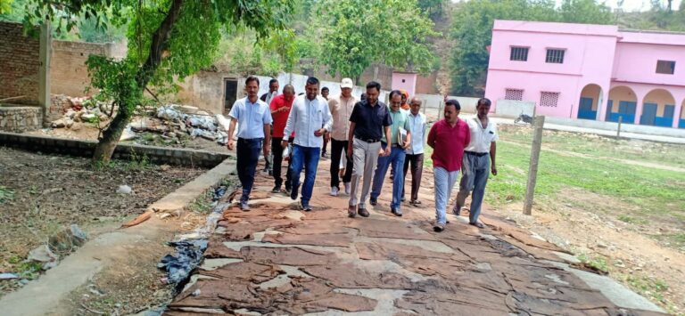 मानक के विपरीत हो रहे सीसी रोड निर्माण को लेकर अपर जिला अधिकारी ने जताई नाराजगी।